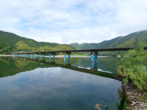 Pont sur la Shimanto, rivière, l'une des plus pures du pays, traversant la ville du même nom (© 四万十人)