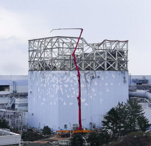 Une pompe à béton devant le bâtiment de l'un des réacteurs de la centrale de Fukushima (© JorgeRodriguez)