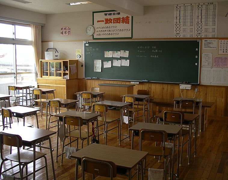 Salle de classe, lycée de Hokubu Junior, ville de Hita, Oita prefecture. Photo :  Bobo12345, 2005. 