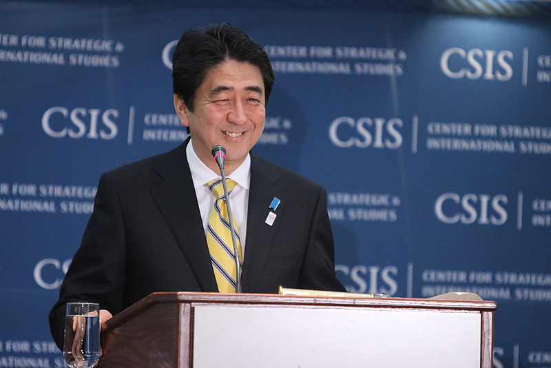 Shinzō Abe lors d'une visite à Washington en 2013 - Photo :  Ajswab
