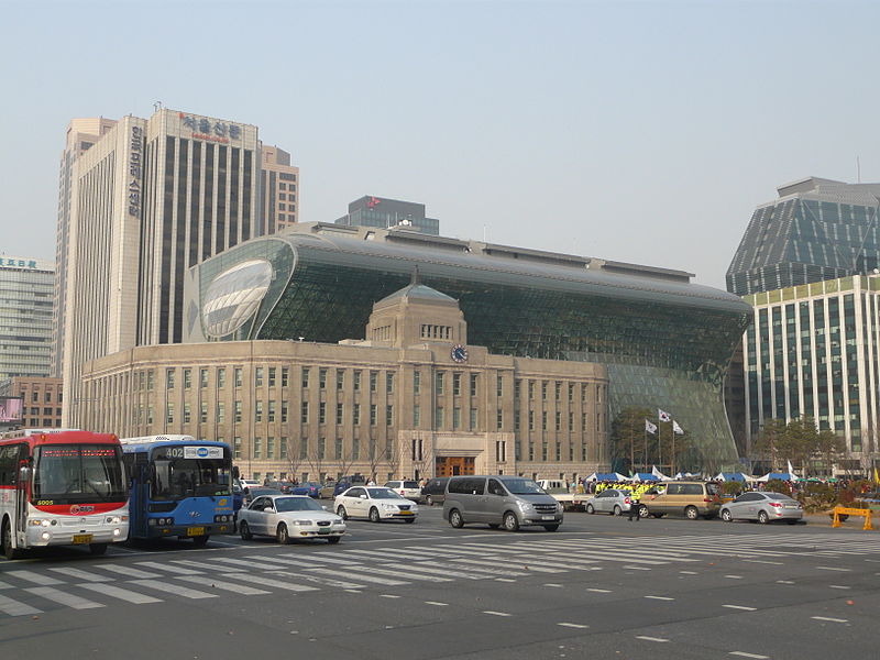 La nouvelle mairie de Séoul, inaugurée en 2013, qui domine l'ancienne mairie construite par les japonais - Photo :  Piotrus