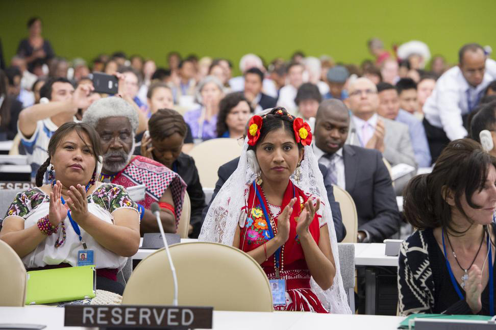 Des représentants des peuples autochtones lors d'un forum de l'ONU en mai 2014 (© ONU/Eskinder Debebe)