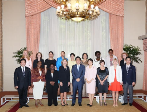 Shinzô Abe lors d'une rencontre avec les ambassadrices présentes au Japon (© Japan Kantei)