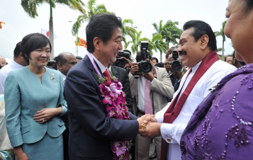 Le Premier ministre Shinzô Abe et sa femme accueillis par le président Sri Lankais (© Japan kantei)