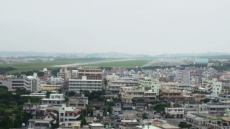 Vue sur la base aérienne de Futenma au coeur d'une zone densément peuplée. (© さかおり)