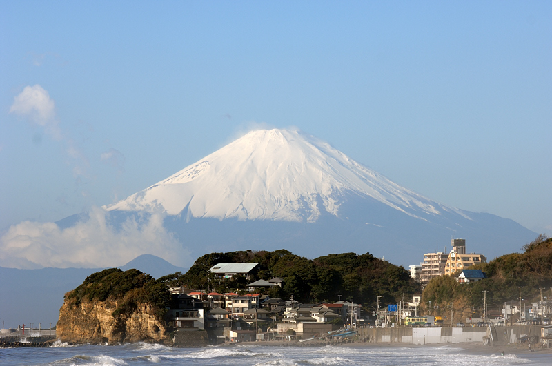 Vue sur le Fujisan, la plus haute montagne du Japon, depuis Kamakura (© Jmills74)