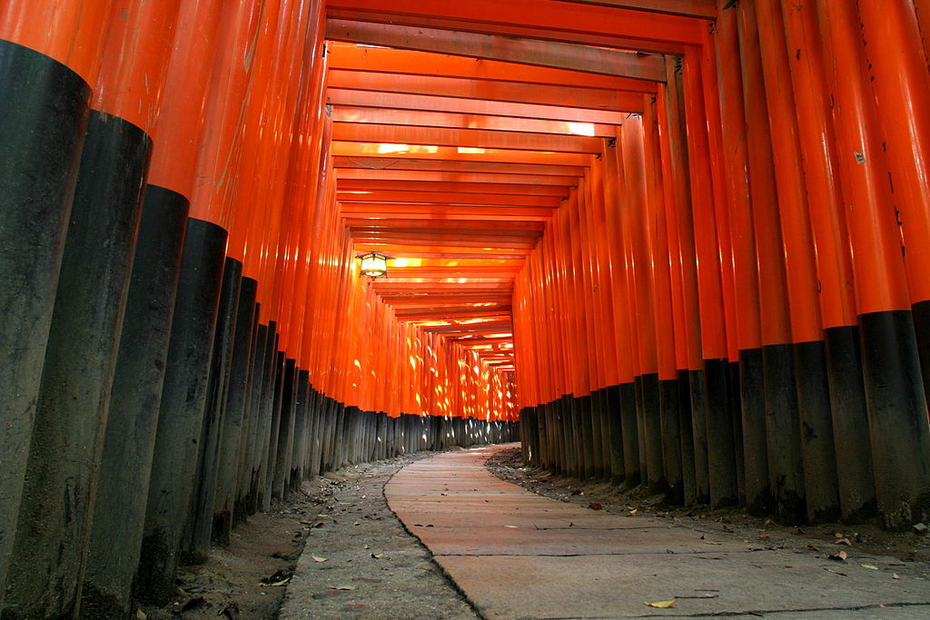 Le célèbre alignement de Torii du sanctuaire Fushimi Inari de Kyôto (© Paul Vlaar)