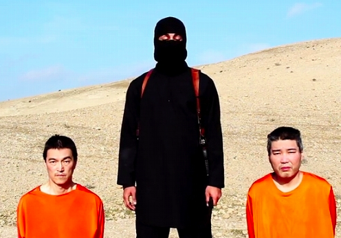 Image extraite de la vidéo montrant les deux otages japonais ainsi que leur bourreau au fort accent britannique, probablement le même qui avait exécuté des journalistes américains.