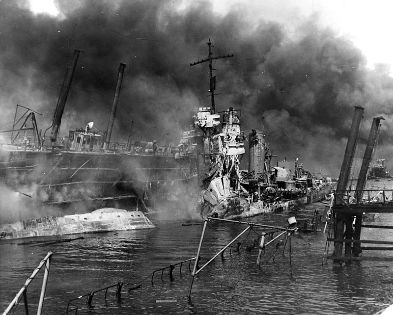 L'épave du destroyer Shaw après l'attaque de Pearl Harbor (© Official U.S. Navy Photograph 80-G-19939, National Archives Collection)