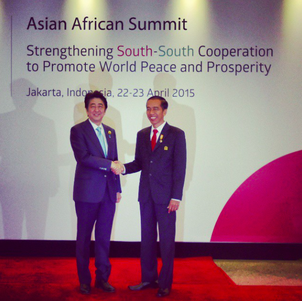 Shinzô Abe en compagnie du Président indonésien Joko Widodo lors du sommet Asie Afrique 2015 à Jakarta (© AAS 2015)