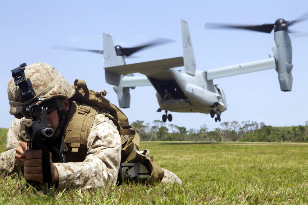 Un marine couvre l’atterrissage d’un Osprey lors d’un exercice à Okinawa (© DoD photo by Pfc. Mike Granahan, U.S. Marine Corps - Released)