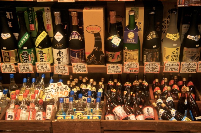 Un étal d'alcool dans un magasin d'Okinawa (© Sophie Coll)