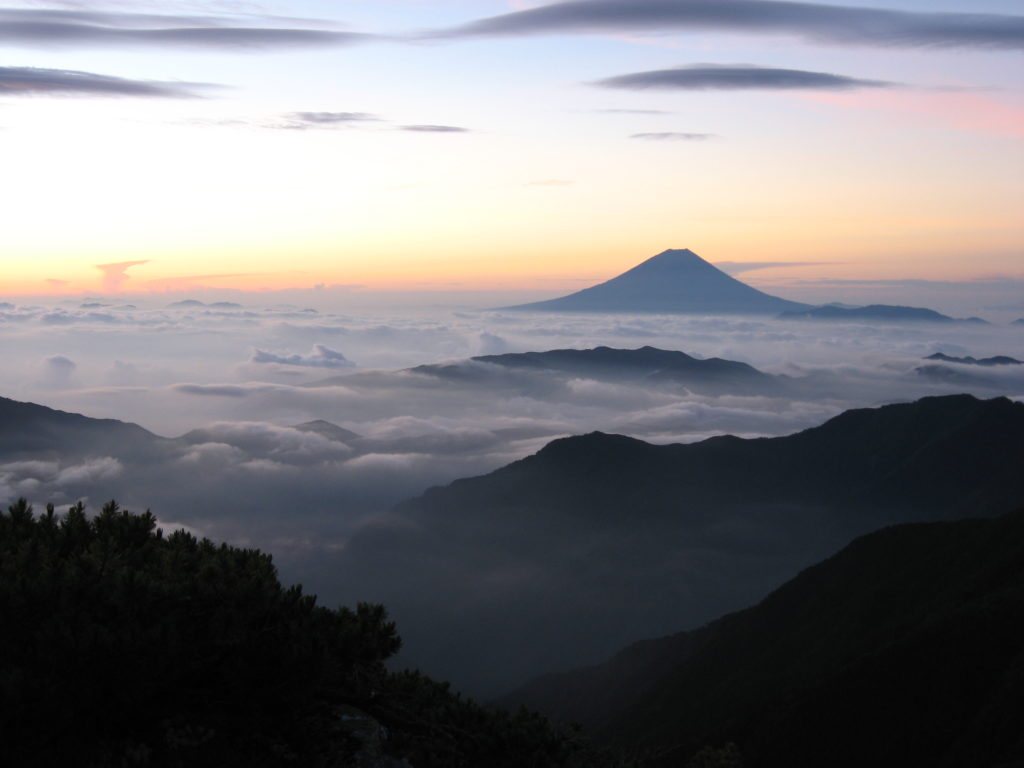 Vue du mont Fuji depuis le versant sud du mont Kita, seconde plus haute montagne du Japon (© Σ64)