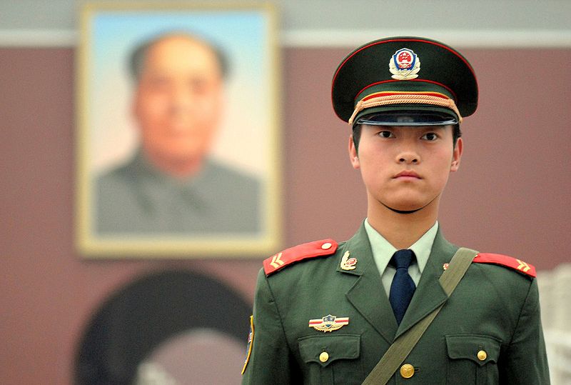 Un policier chinois en poste place Tienanmen (© Luo Shaoyang)