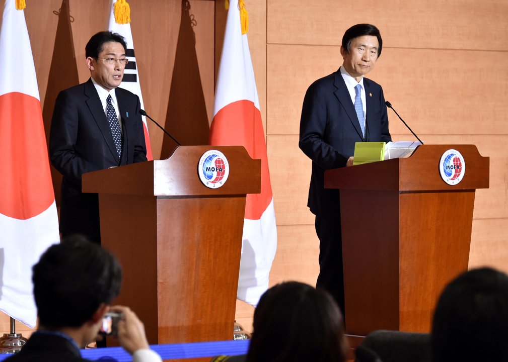 Les ministres des Affaires étrangères japonais et coréen lors de l'annonce de l'accord (© MOFA of Japan)