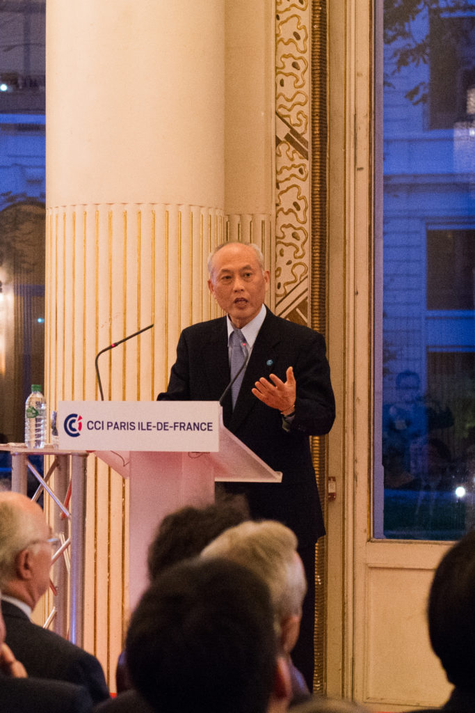 Le gouverneur de Tôkyô Yôichi Masuzoe lors de sa conférence à la CCI Paris Ile-de-France en octobre 2015 (© CEFJ)