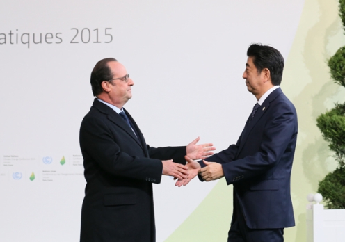 F. Hollande serrant la main du Premier ministre japonais Shinzô Abe © kantei