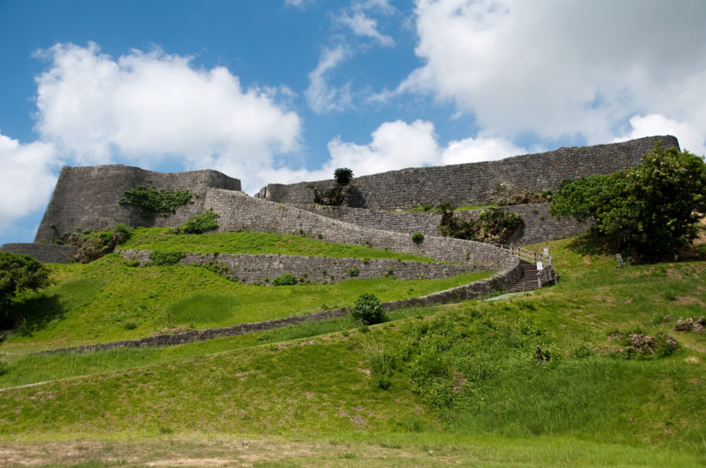 Les ruines du château de Kasturen (Uruma, Okinawa) où les pièces romaines ont été découvertes (© kanegen)