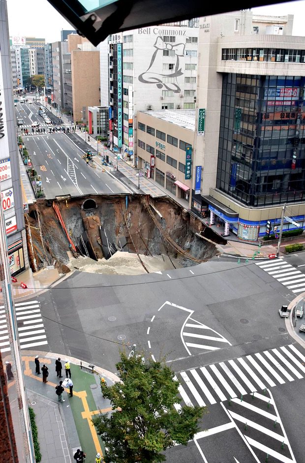Un trou béant est visible après l'effondrement d'une avenue à Fukuoka (© @jlist)