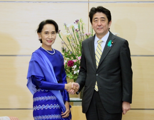Aung San Suu Kyi et Shinzô Abe lors de leur rencontre à la résidence officielle du Premier Ministre japonais le 18 avril 2013, à Tokyo. (© Japan Kantei)