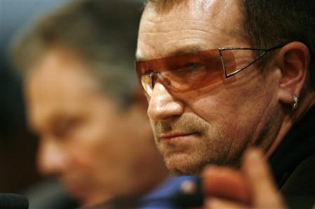 , Bono offre un iPod au Premier ministre japonais Fukada