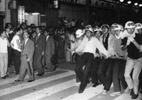 , Histoire : 1968, LA FIÈVRE MONTE DANS LES RUES DE TOKYO