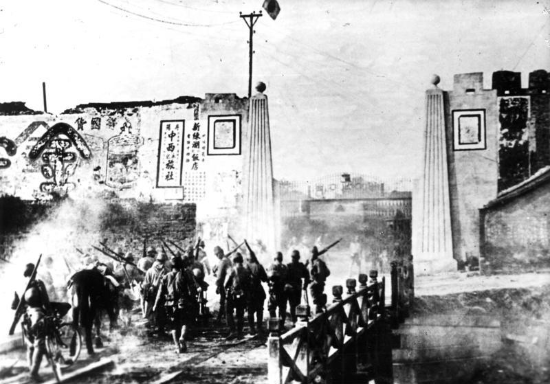 Soldats de l'armée impériale japonaise pénétrant dans la ville de Nanjing en janvier 1938.