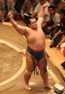 414px-Sumo_May09_Kotoshogiku , Le lutteur de sumo Kotoshogiku accède au rang d’ozeki