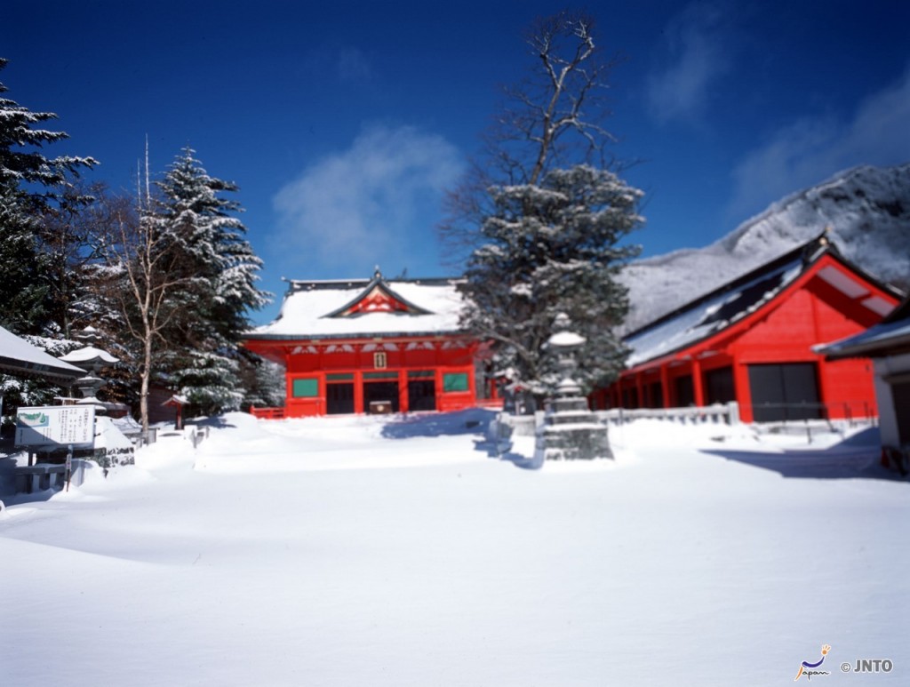 De la neige sur le sanctuaire Akagi dans la préfecture de Gunma Photo : © Maebashi Convention & Visitors Bureau/© JNTO