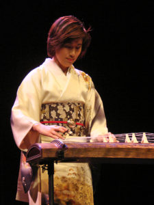 Mieko Miyazaki jouant du Koto (Photo Catfisheye CC2.0)