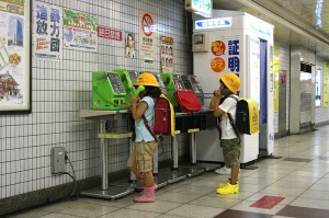 Ecoliers japonais utilisant les téléphones publiques - photo : Christian Kadluba CC2.0