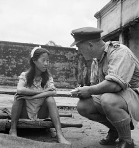 Une jeune Chinoise venant d'un centre de femmes de réconfort attend d'être interrogée dans un camp à Rangoon (8 août 1945). Source Wikipédia