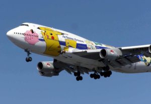Un Boeing de All Nippon Airways aux couleurs de Pokemon (© Adrian Pingstone)