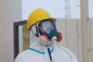 Un garde à l'entrée de la centrale de Fukushima en avril 2011 (© Steve Herman)