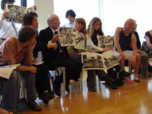 Un Hibakusha racontant son histoire à Vienne en 2007 (©  Buroll)