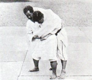 À gauche, Kanô Jigorô, fondateur du Judo moderne (© 日本図書センター)