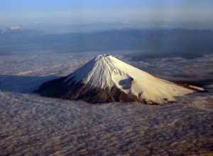 Le Mont Fuji émergeant d'une mer de nuages (© Joe Jones)