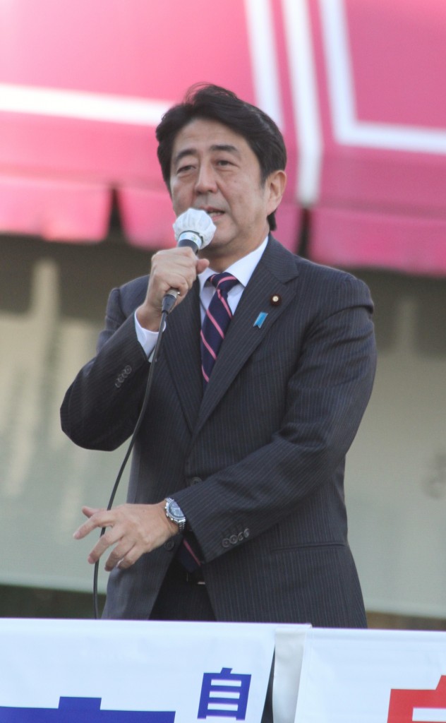 Shinzo Abe en campagne en 2012 (© TTTNIS)