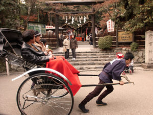 Des touristes au Nonomiya Jinja à Kyôto (© Fg2)