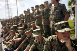 Des candidats élèves-officiers des forces d'autodéfense terrestres japonaises (© Lance Cpl. Richard Blumenstein)