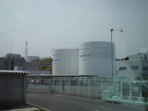 Des cuves à la centrale de Fukushima en 1999 (© kawamoto takuo)