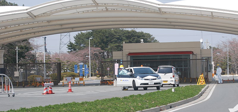 Entrée principale de la centrale de Fukushima (© Steve Herman)