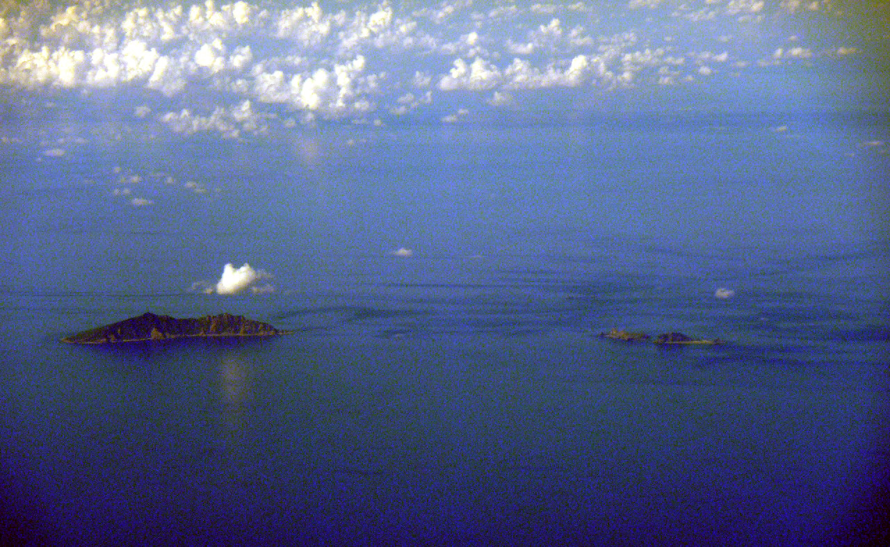 À gauche, Uotsuri-Jima et à droites les îlots de Kita Kojima et Minami Kojima (© BehBeh)