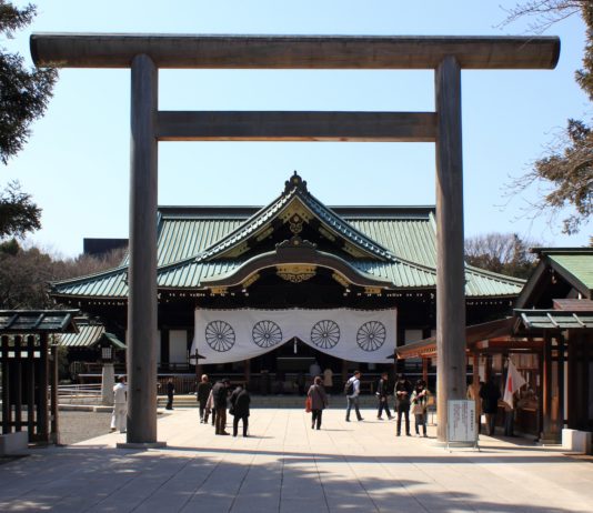 Trois ministres au Yasukuni