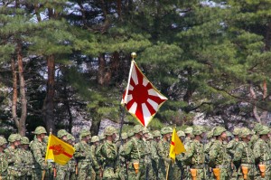 Le drapeau des JSDF lors d'un évènement commémoratif à Utsunomiya (© Los688) 