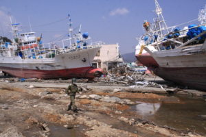 Des navires échoués à Kesennuma, Miyagi (© ChiefHira)