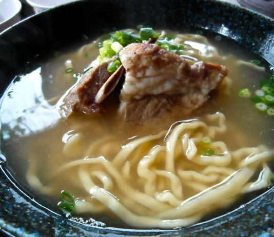 À table avec la cuisine d’Okinawa !