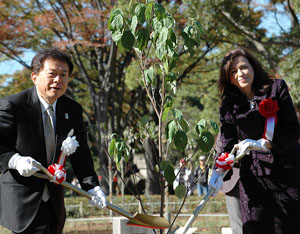 Naoki Inose avec la sous-secrétaire de'État américaine, Tara Sonenshine (© U.S. Department of State)