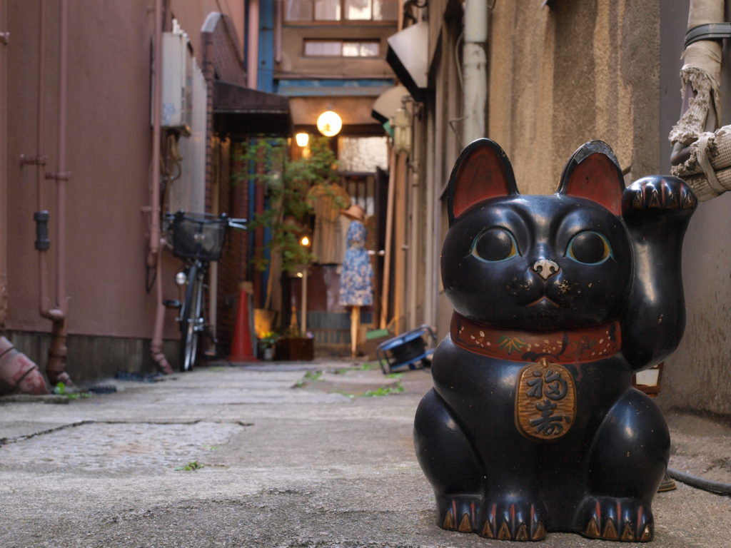 Un Maneki-Neko dans une ruelle d'Asakusa (©  Kondo Atsushi)