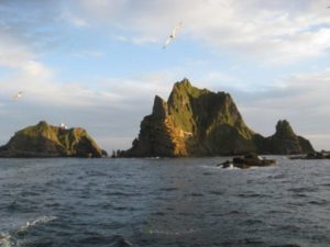 Les rochers Liancourt, ou Dokdo en coréen, ou Takeshima en japonais. Photo : Rachouette, professeur à Seoul, Corée du Sud, 2007.